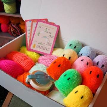 Fat Pom Poms Xl Ghost Garland Pom Pom Diy Kit - Neon & Pastel