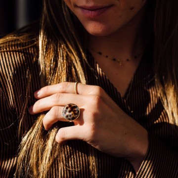 Betty Bogaers Big Tiger Shell Circle Ring Gold Plated
