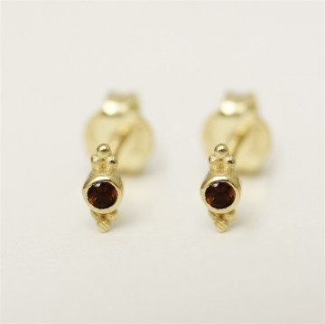 Muja Juma Earring Stud 2 mm Stone and Dots Garnet Gold Plated